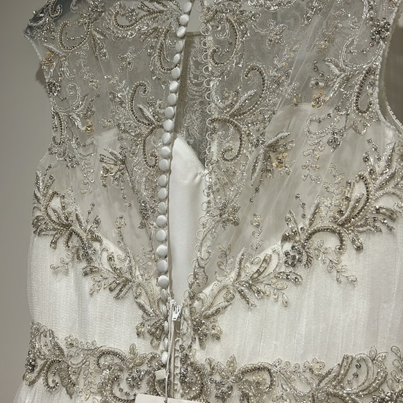 Brand new, never been worn wedding dress - Picture 12 of 14